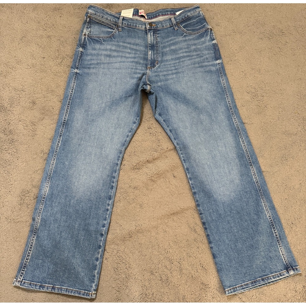 Wrangler Bootcut Jeans Mens 36x30 Relaxed Fit Stretch Light Wash New